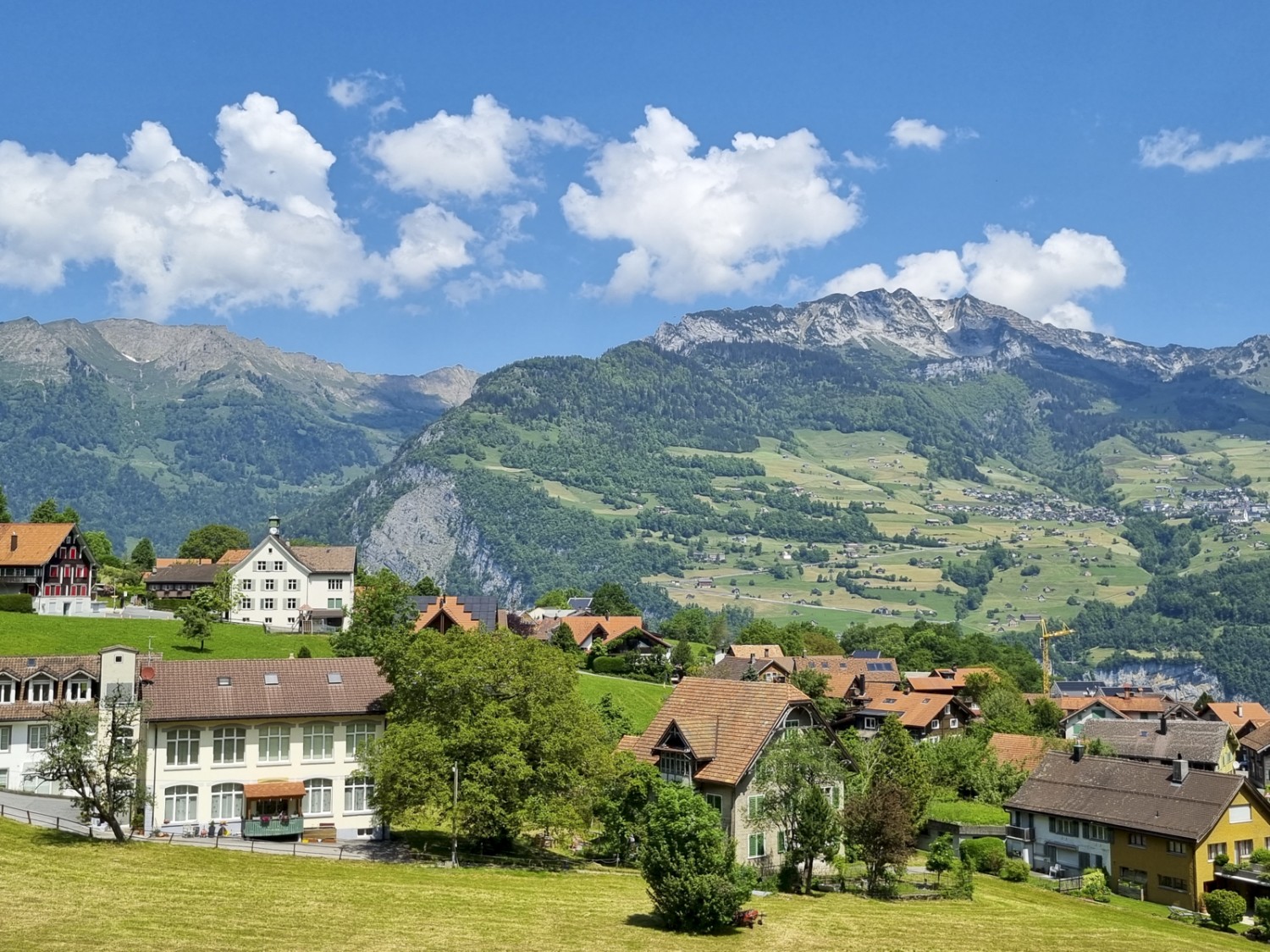 Die Wanderung führt auch durch charmante kleine Ortschaften wie Filzbach. Bild: Simon Liechti