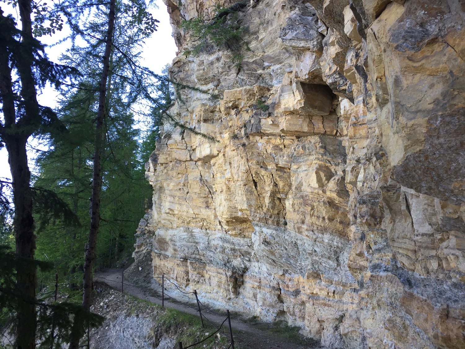 Zu Beginn der Wanderung geht’s hohen Felswänden entlang.