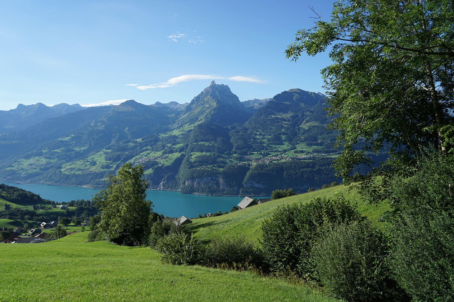 Der Walensee und der Mürtschenstock von Amden aus gesehen.
