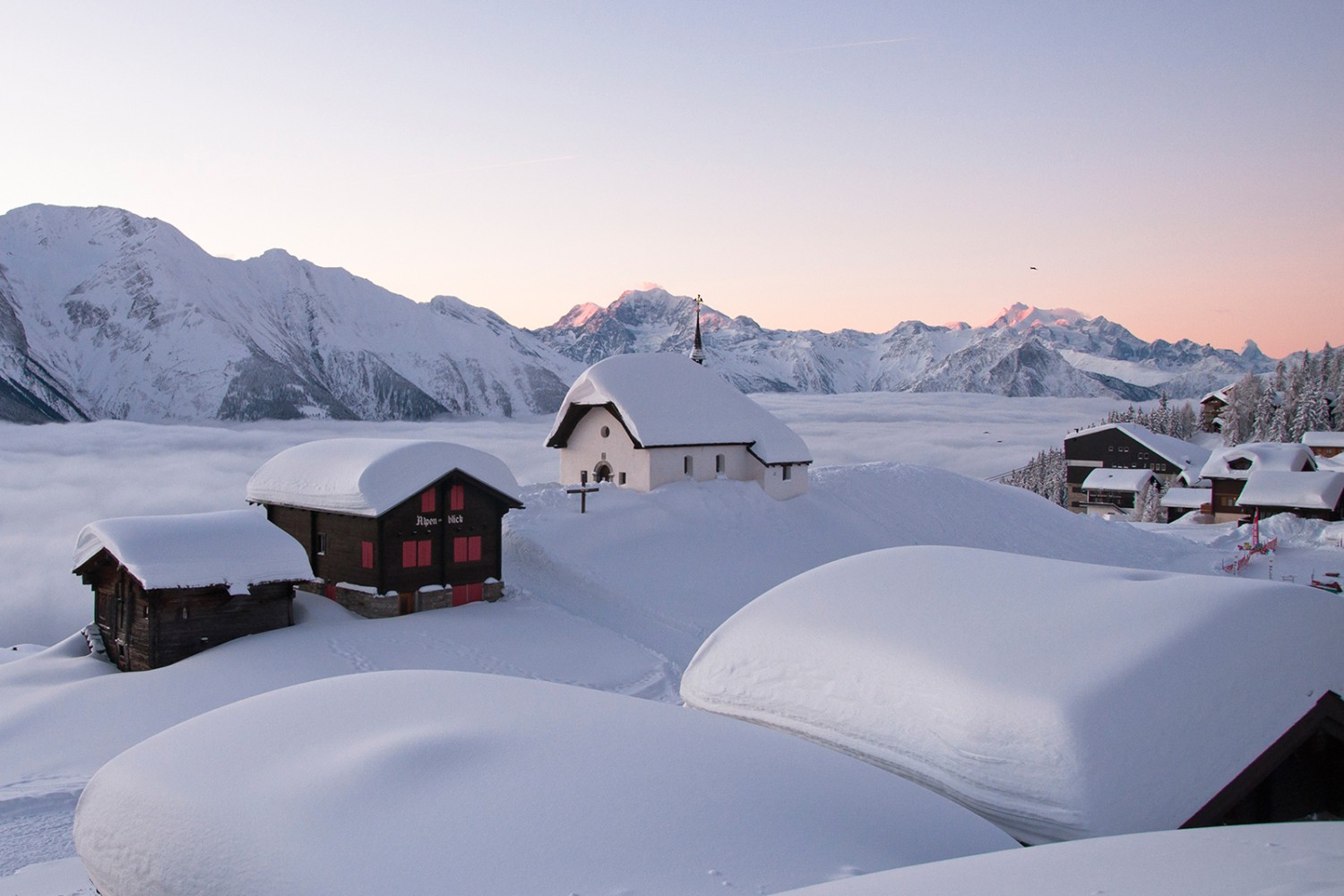 Au début de la randonnée, les promeneurs peuvent admirer la chapelle Maria zum Schnee. Photos: Aletsch Arena