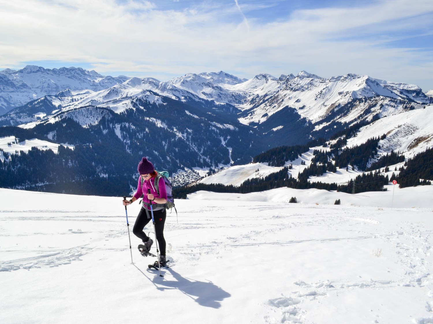 Tief unten im Tal liegt der betriebsame Ferienort Morgins.