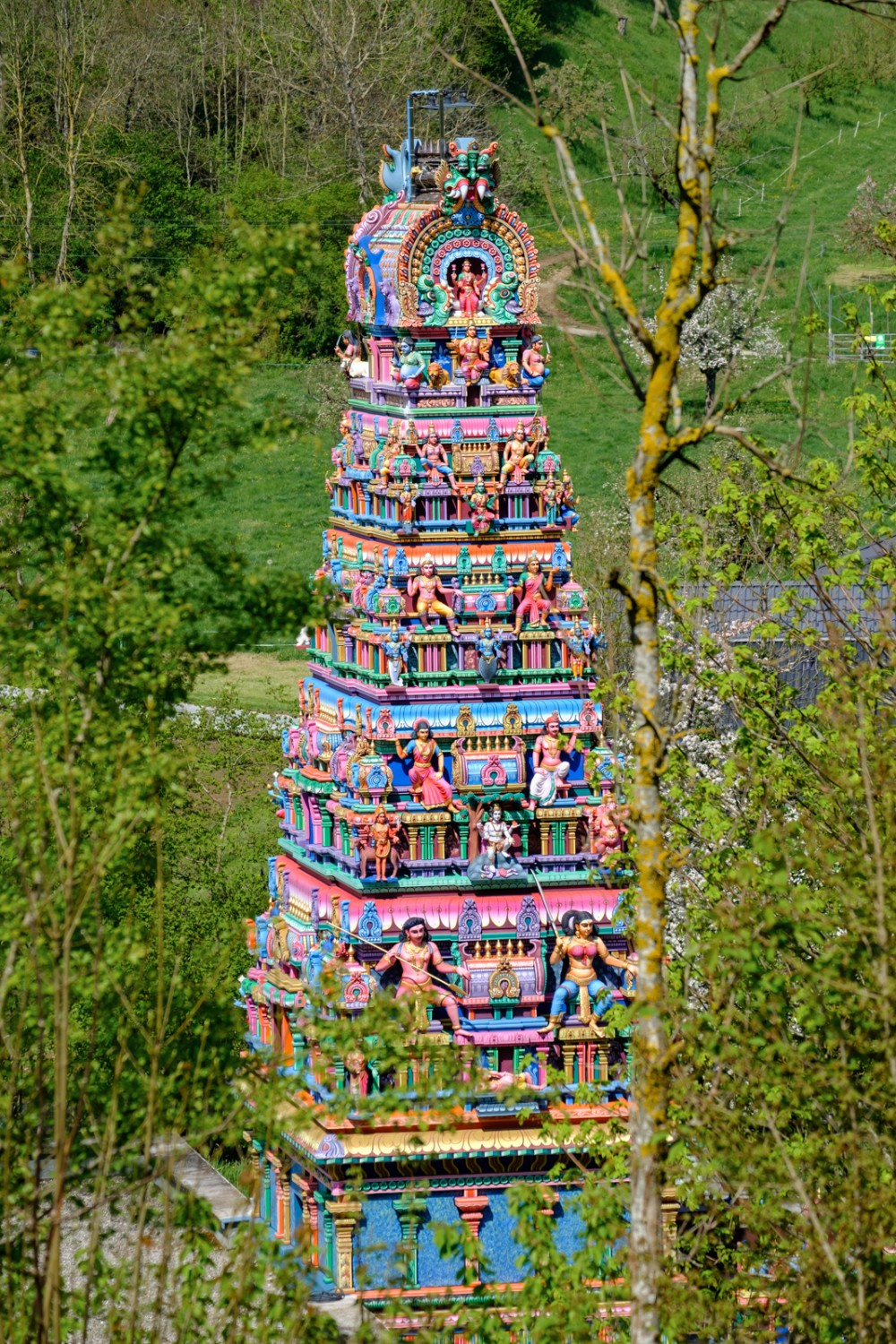 Les Tamouls nomment «gopura» la tour d’entrée colorée de leur temple hindou. Elle s’élève à 14,17 mètres au milieu de la verdure. Photo: Iris Kürschner