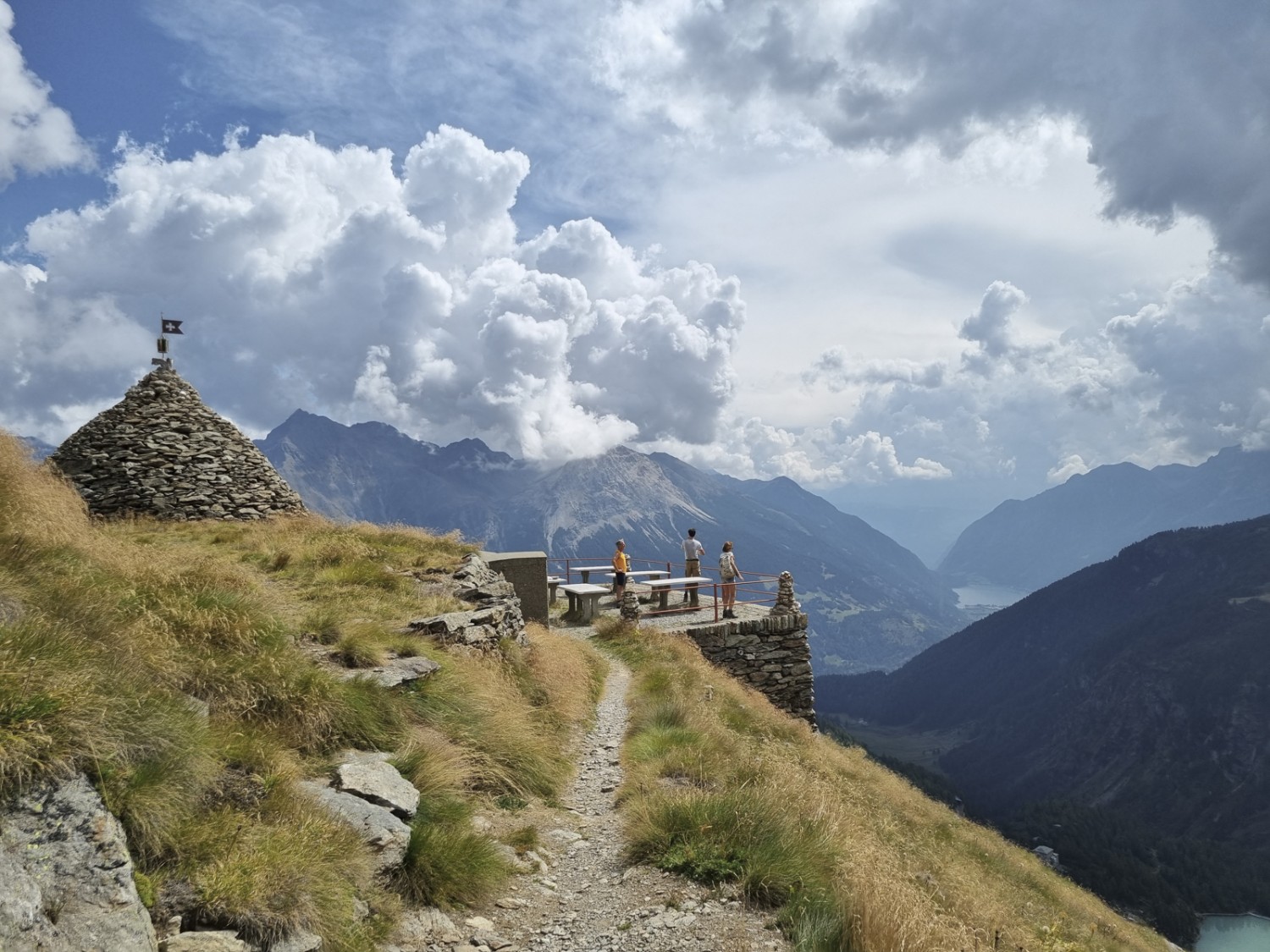 Dal belvedere di Sassal Mason il panorama si allarga fin giù nella Val Poschiavo. Foto: Nathalie Stöckli