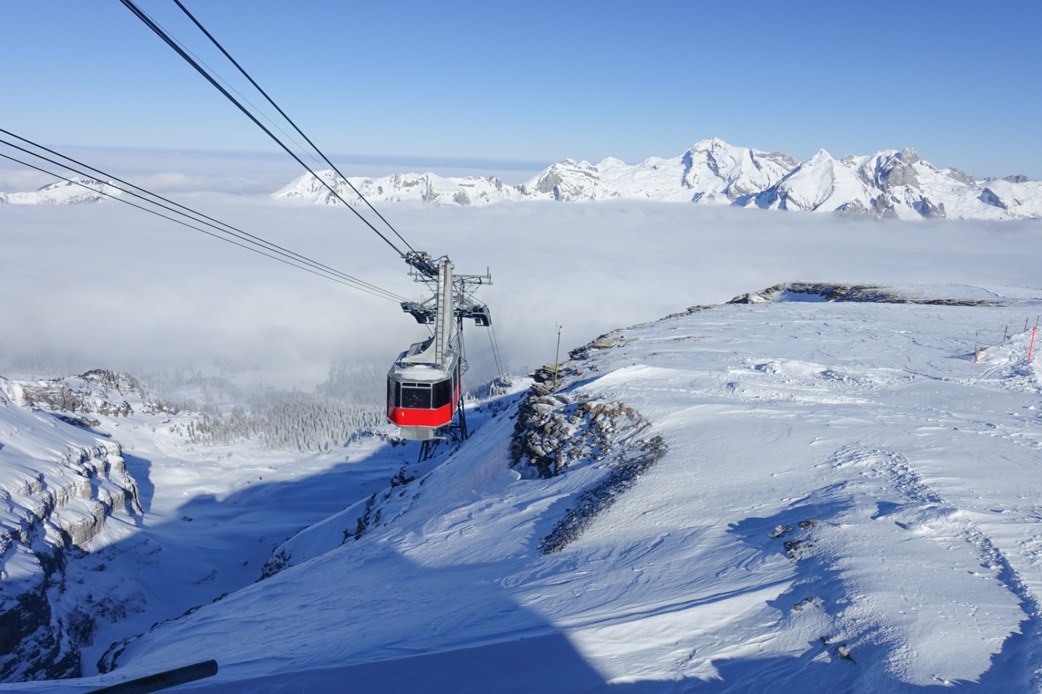 Les randonneurs prennent de l’altitude grâce au téléphérique. Photo: Christiana Sutter