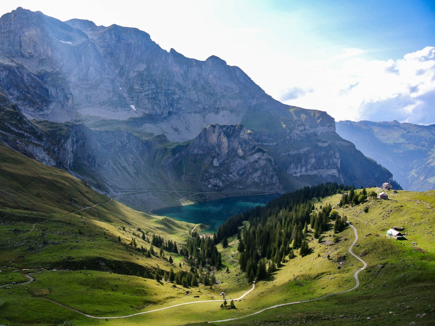 Unten am Bannalpsee liegt das Ziel der Wanderung. Bild: Rémy Kappeler