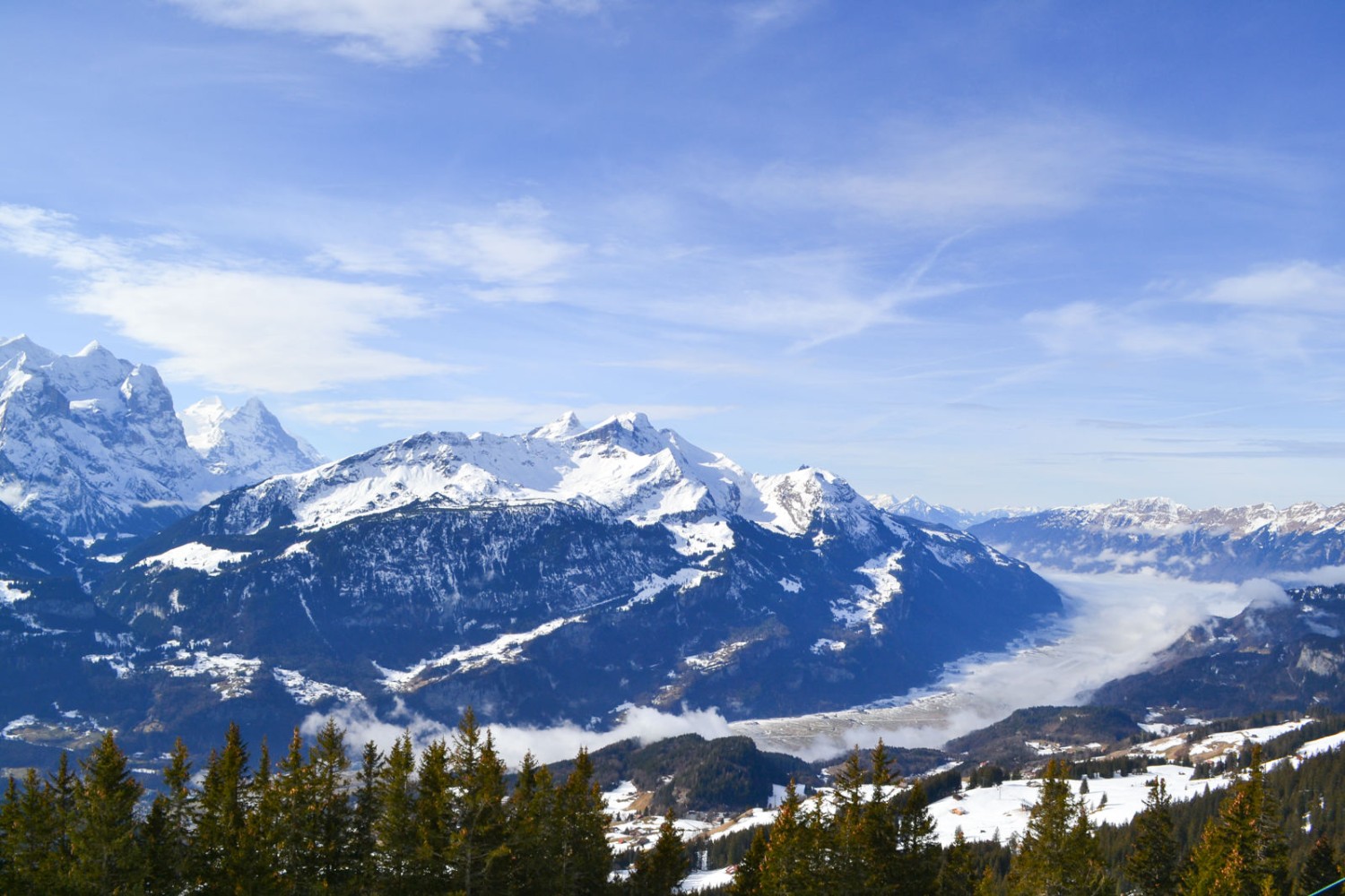 Über dem Brienzersee liegt noch Nebel.