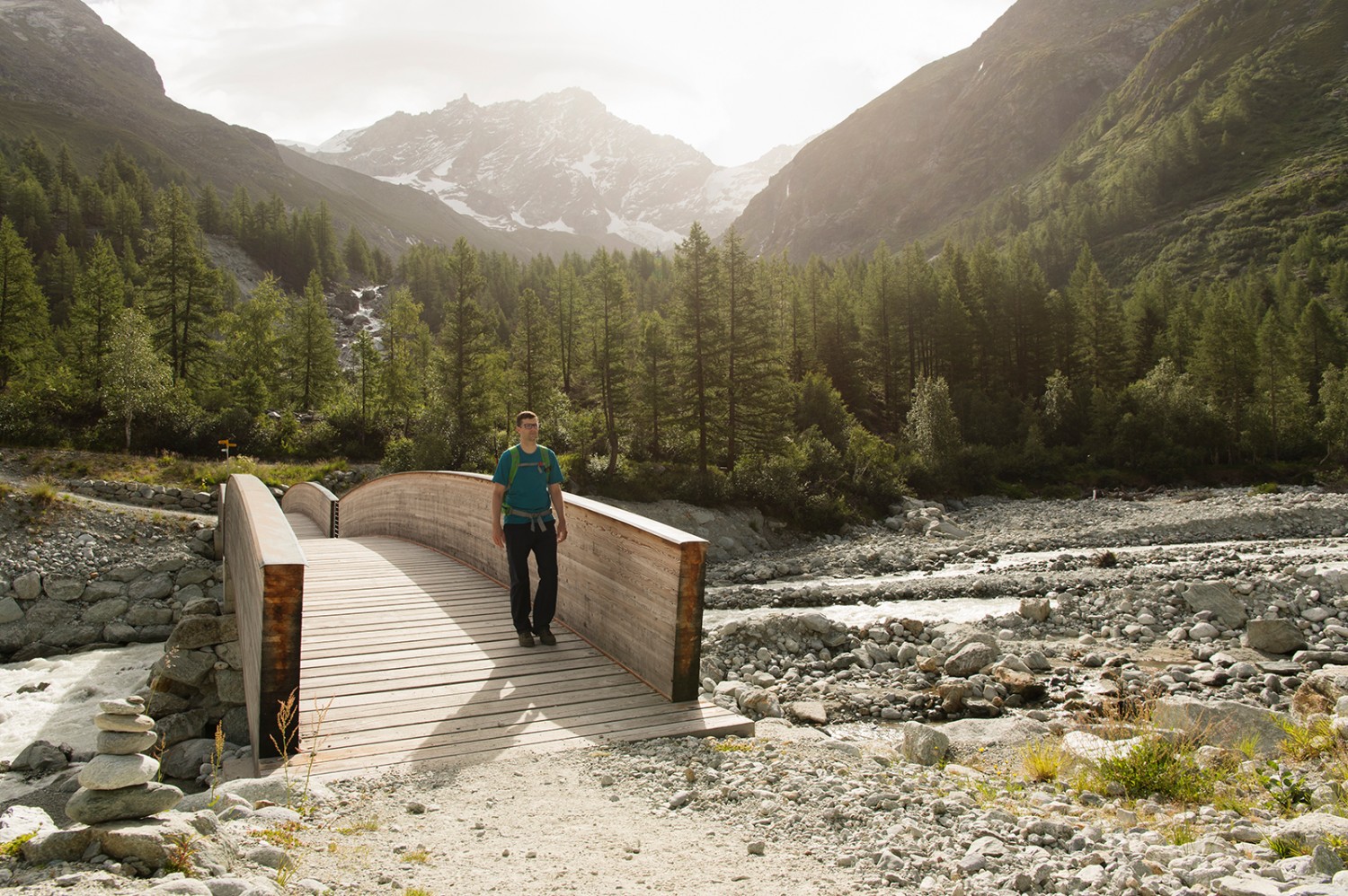 Plusieurs ponts en bois permettent de traverser la Navisence.