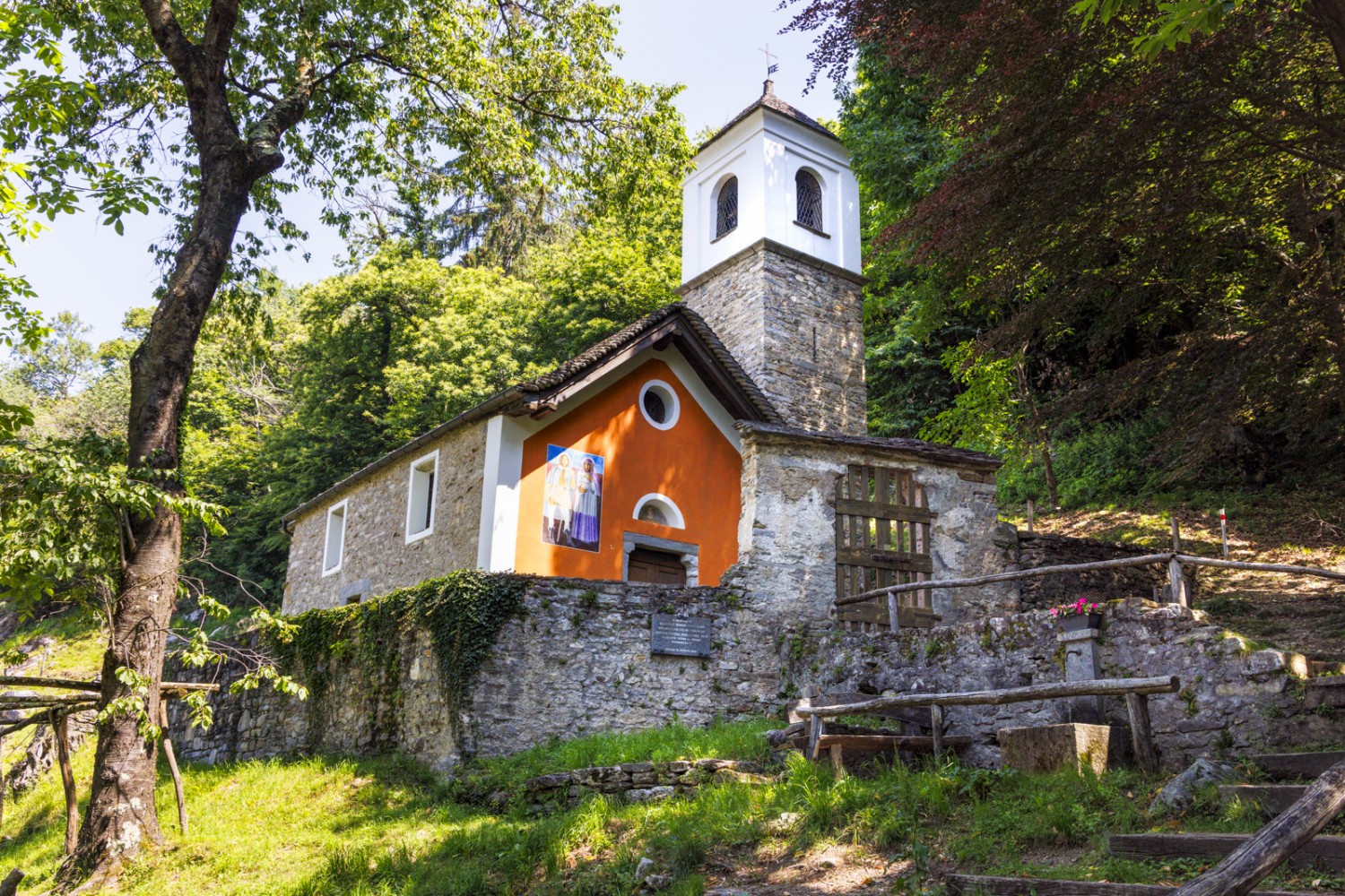 La chiesa restaurata dedicata ai Santi Girolamo e Rocco a Prada. Foto: Severin Nowacki