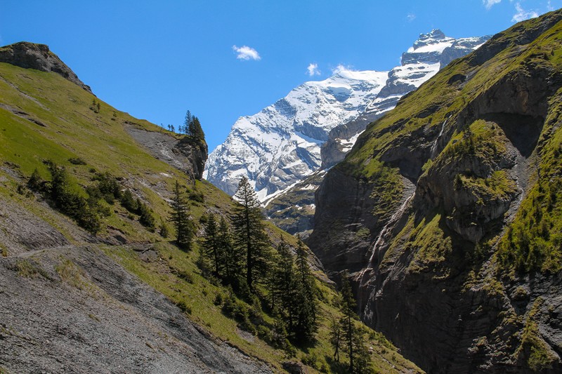 Blick durch die Gamchischlucht auf Morgenhorn (l.) und Wildi Frau (r.). Bild: Andreas Sommer