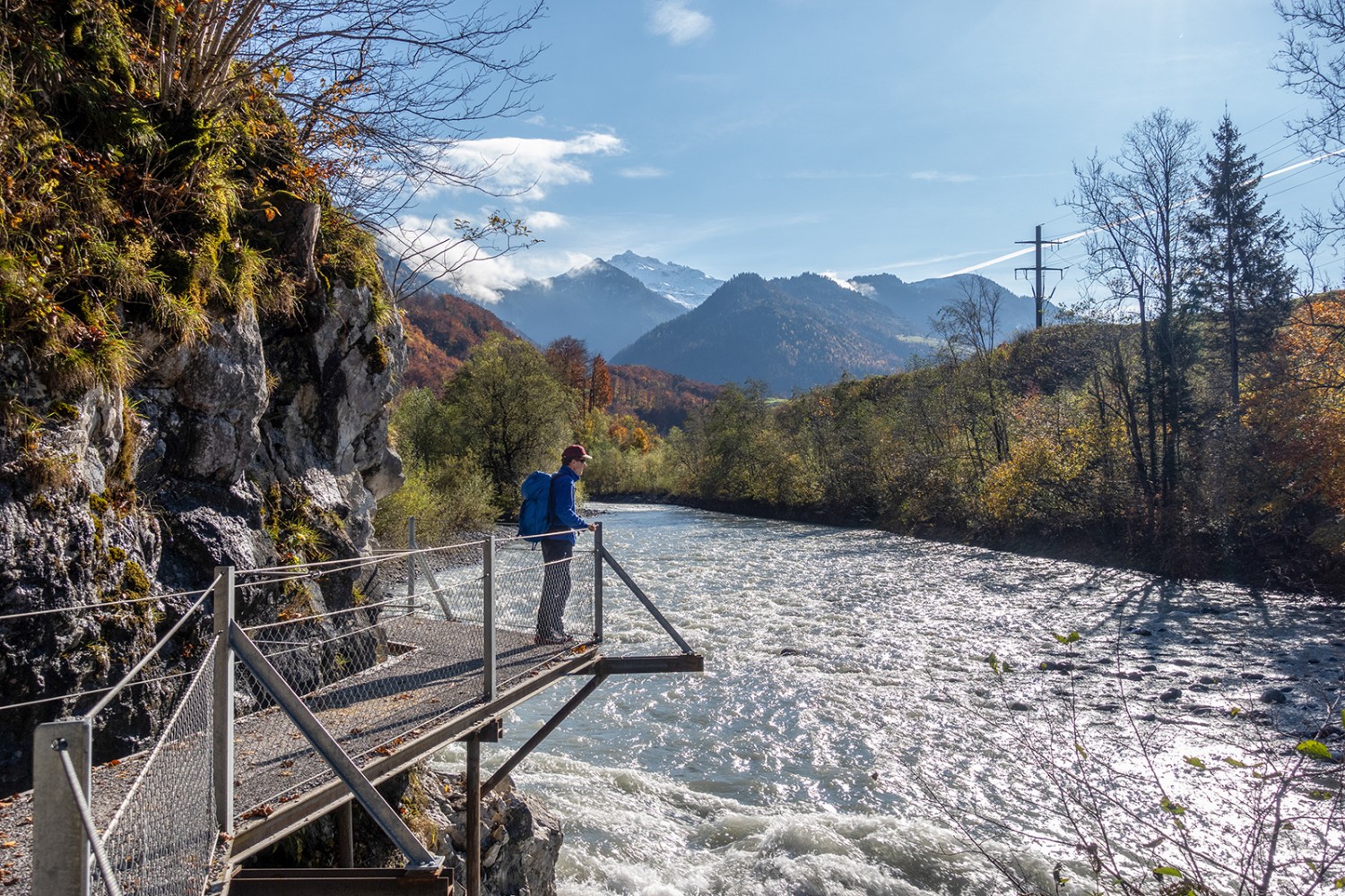 Les crues ne peuvent pas atteindre la nouvelle passerelle contournant l’avancement rocheux sur la Linth. A l’arrière-plan, le Kärp couvert des premières neiges. Photos: Fredy Joss