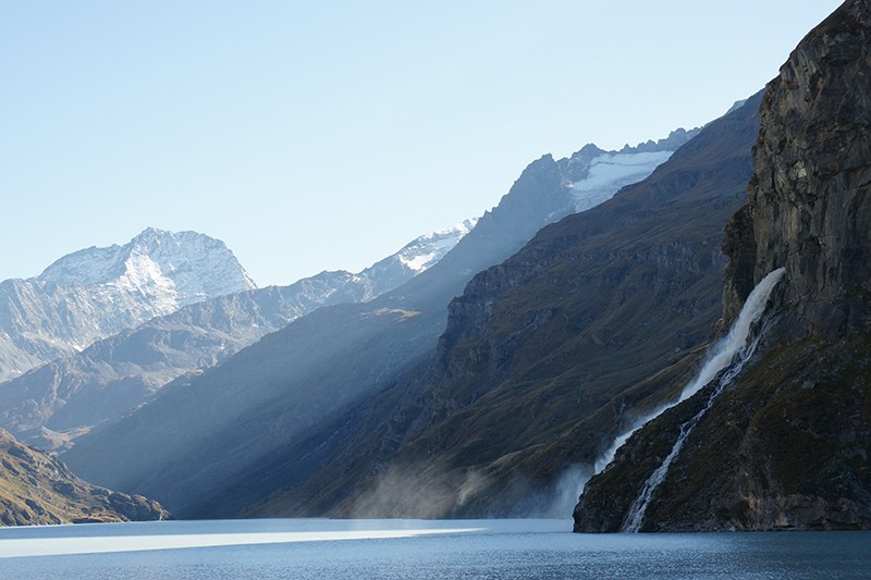 Der Lac de Mauvoisin mit dem Giétro-Wasserfall.      Bild: Luc Hagmann