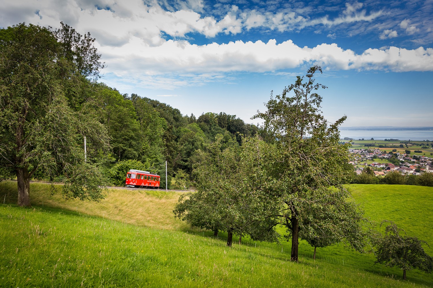 Die Wanderung beginnt mit der Fahrt auf der historischen Bahn von Rheineck nach Walzenhausen. Bilder: zvg