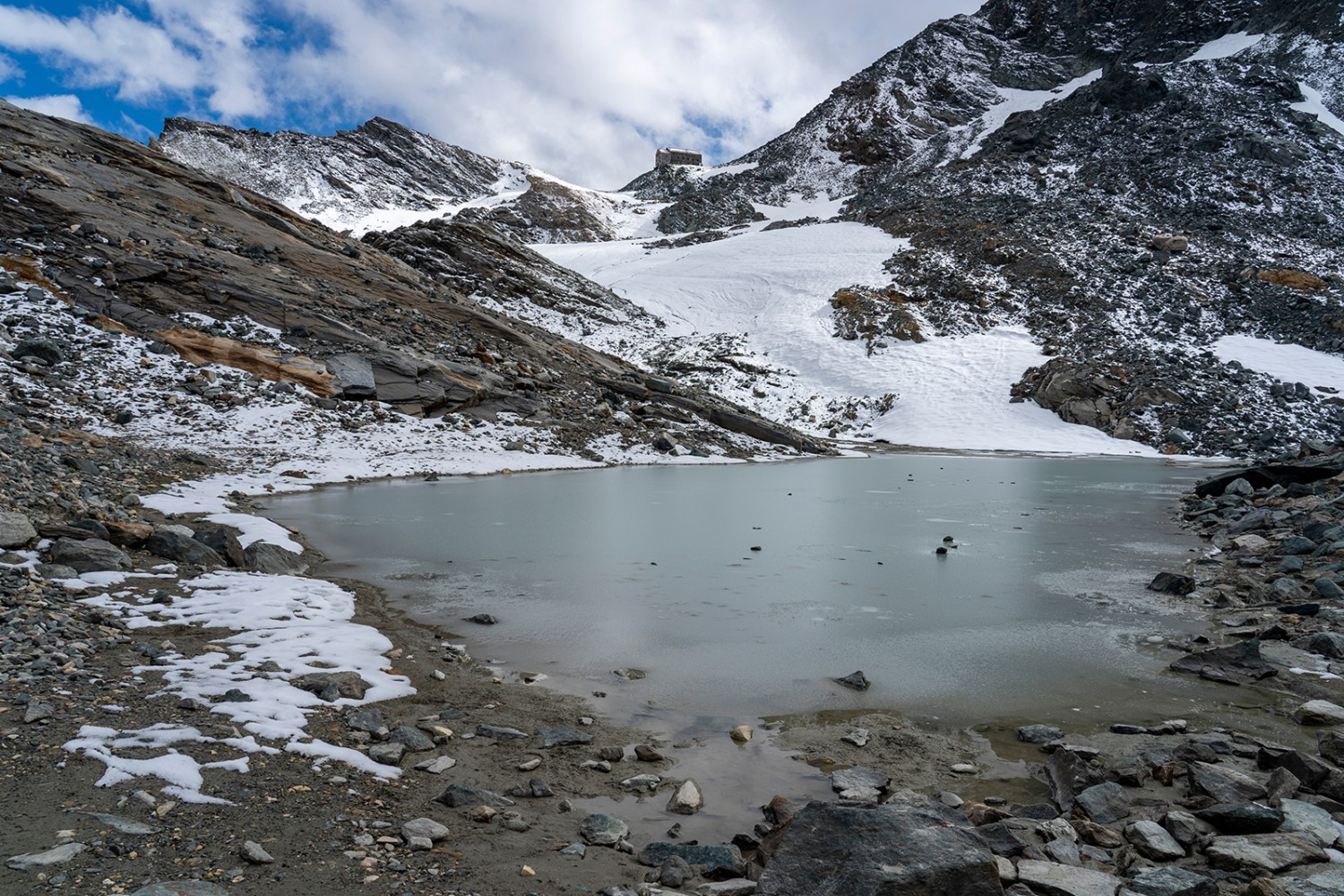 Kurz nach dem Egginerjoch sieht man die Britanniahütte.