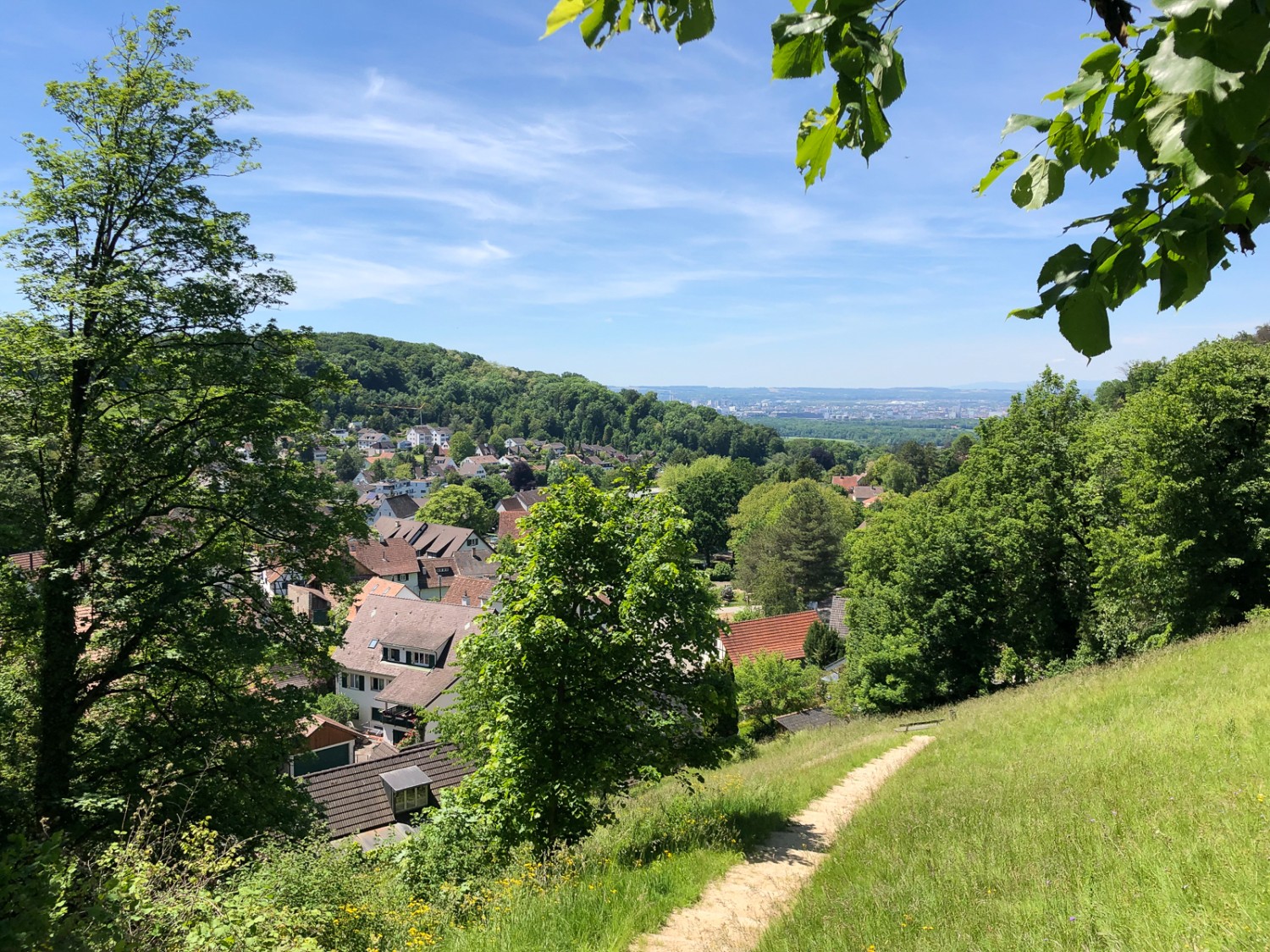 Im Aufstieg zur Kirche St. Chrischona: Ausblick auf die Gemeine Bettingen.