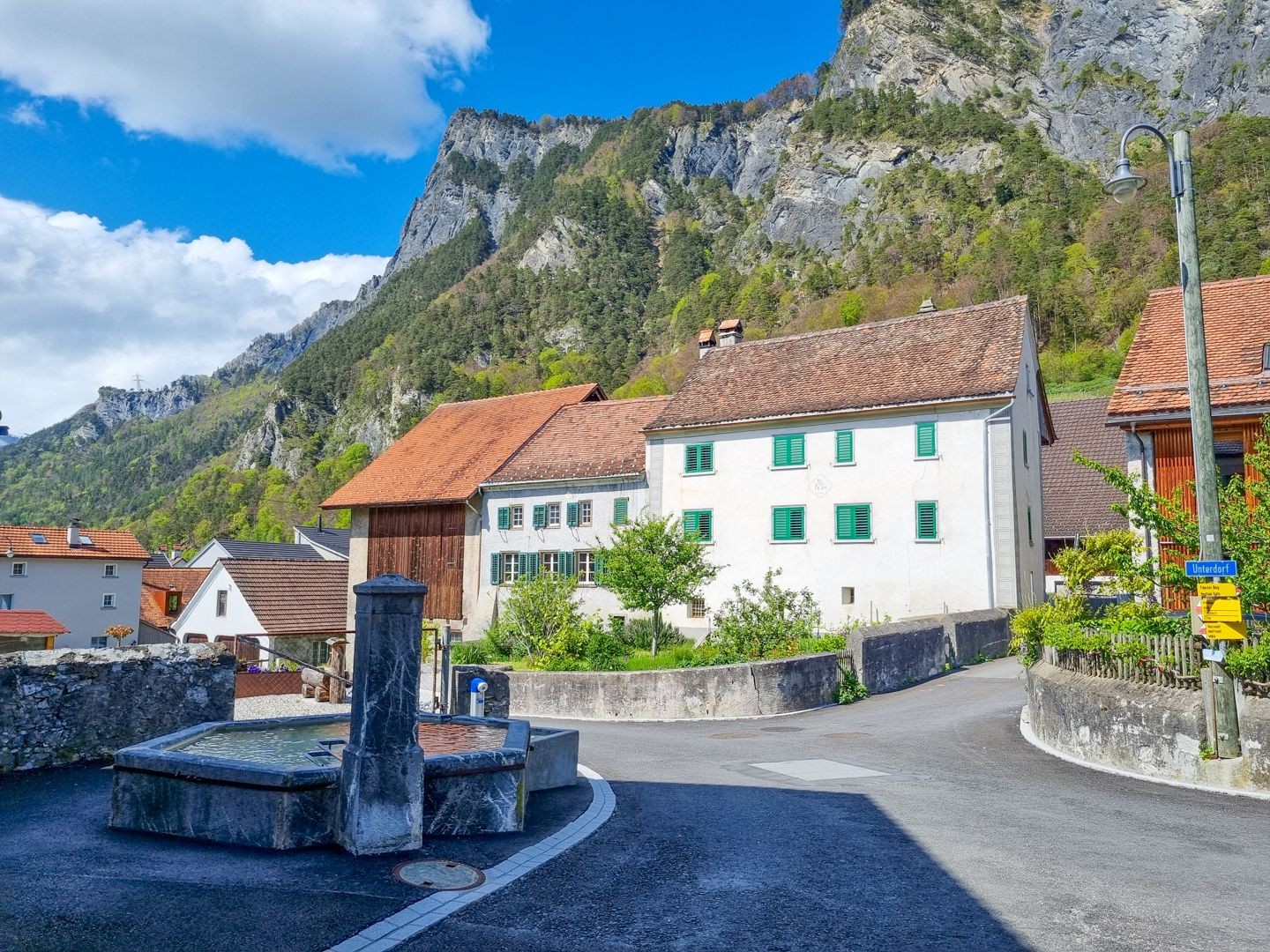 L’itinerario attraversa la tranquilla località di Fläsch.