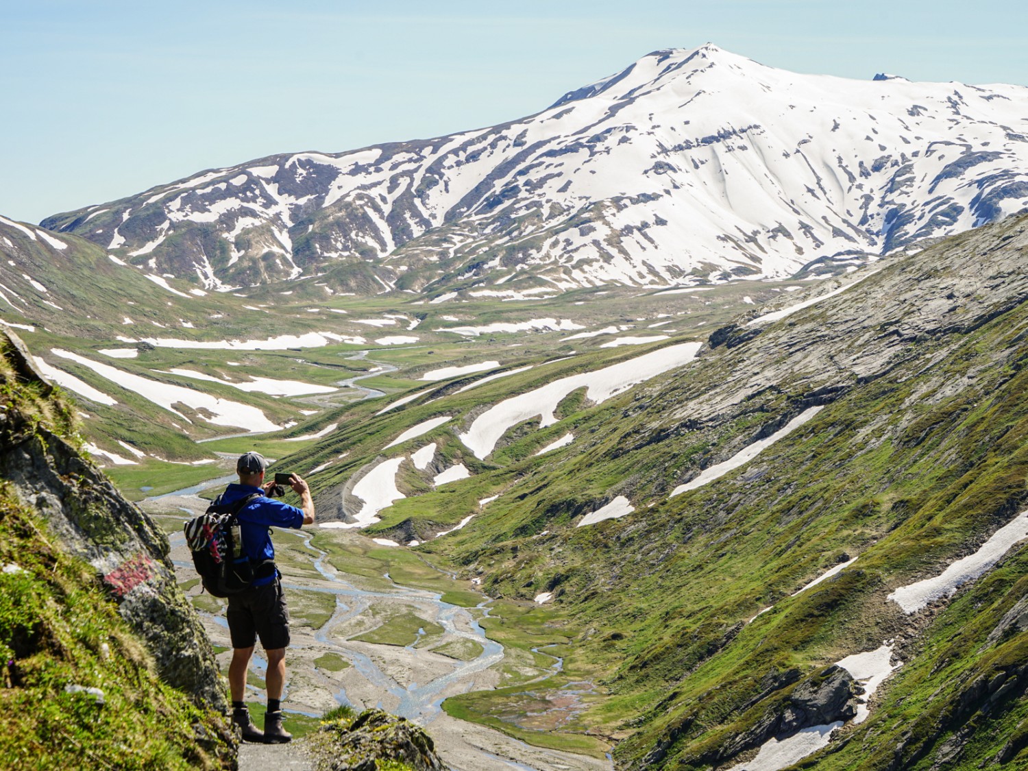 Nach dem Pass Diesrut öffnet sich der Blick in Richtung Greinaebene. Bild: Reto Wissmann