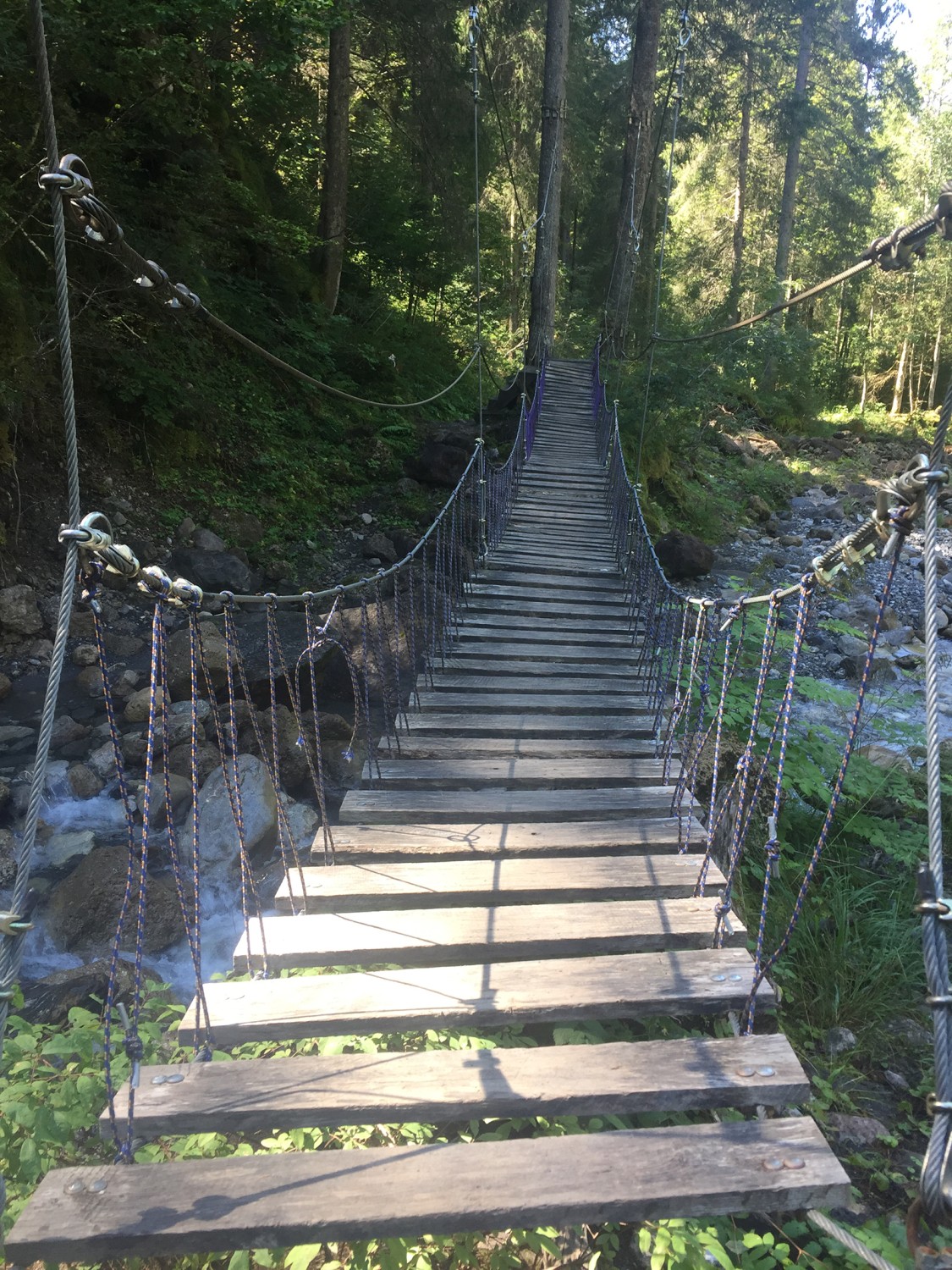 Das Begehen der Seilbrücke ist ein kleines Abenteuer.