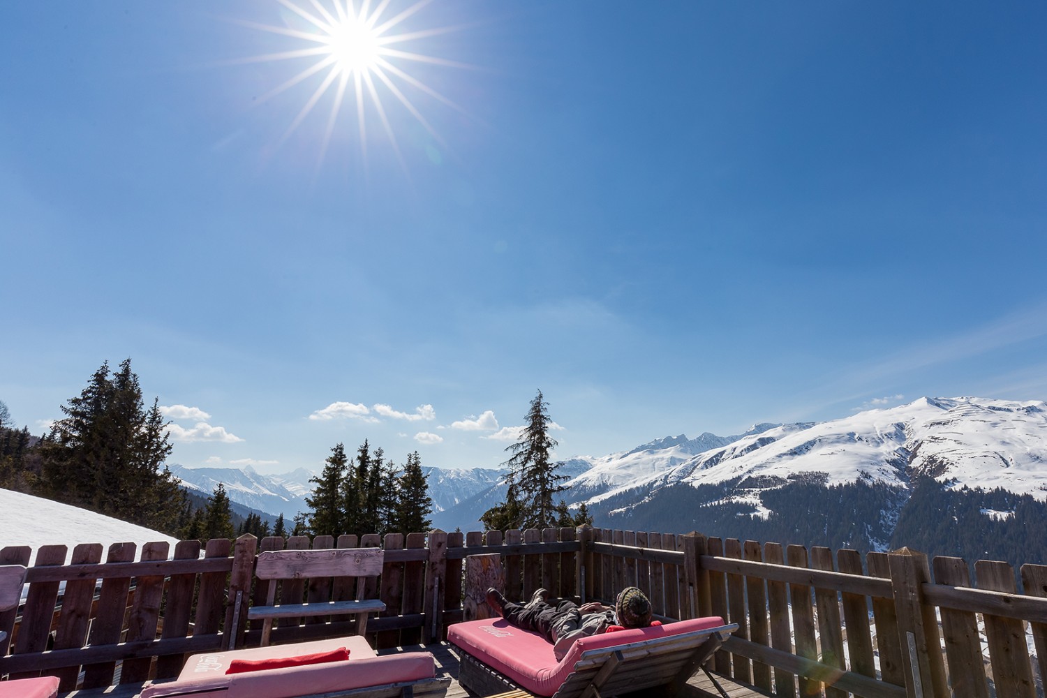 Erst auf der Terrasse etwas die Sonne geniessen.