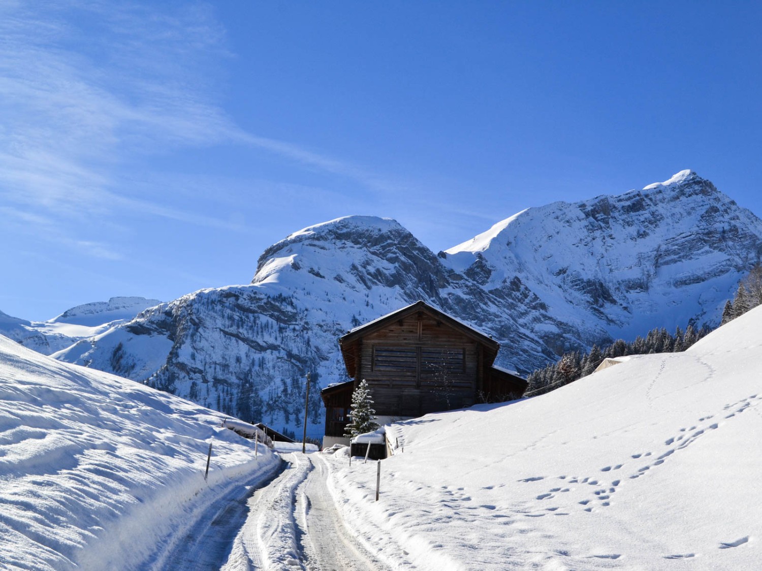 Vers le hameau de Hinterem See, avec vue sur le Spitzhorn.