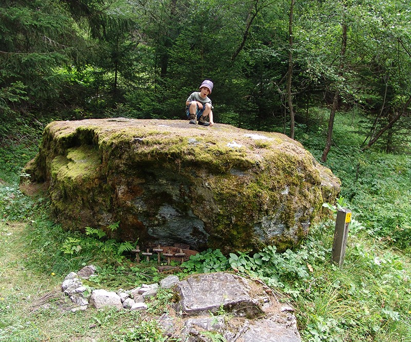 Der Pierre des Enfants, sein Moos und sein Miniaturfriedhof. Bild: Stéphane Cuennet