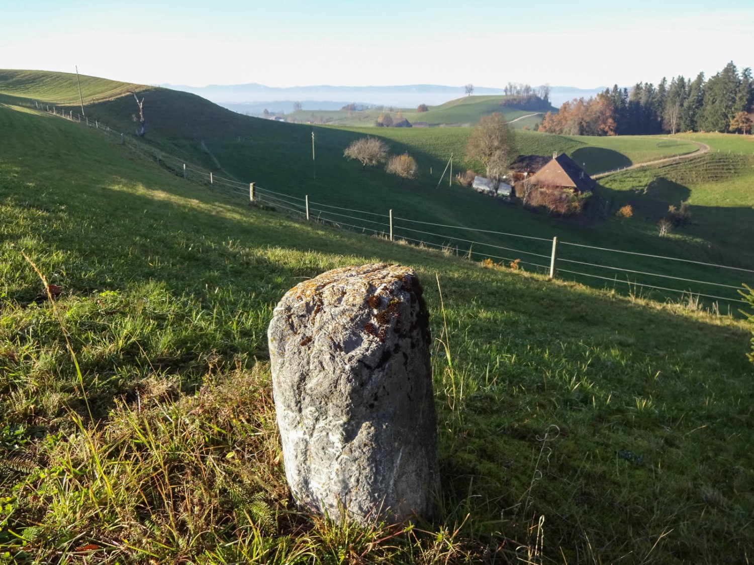 La borne frontière entre les cantons de Berne, à l’ouest, et de Lucerne, à l’est. Photo: Miroslaw Halaba