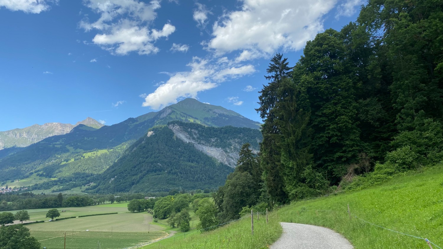 Vue sur le château de Marschlins dans la vallée du Rhin. Photo: Loïc von Matt