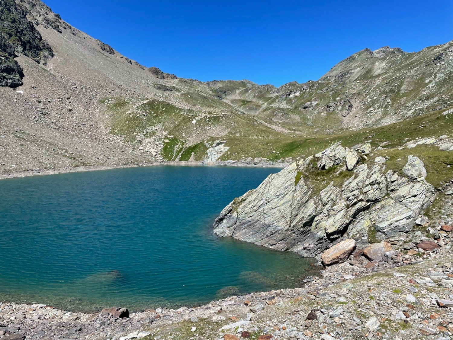 L’étang de Sirwoltu, avec le Sirwoltusattel en arrière-plan. Photo: Rémy Kappeler