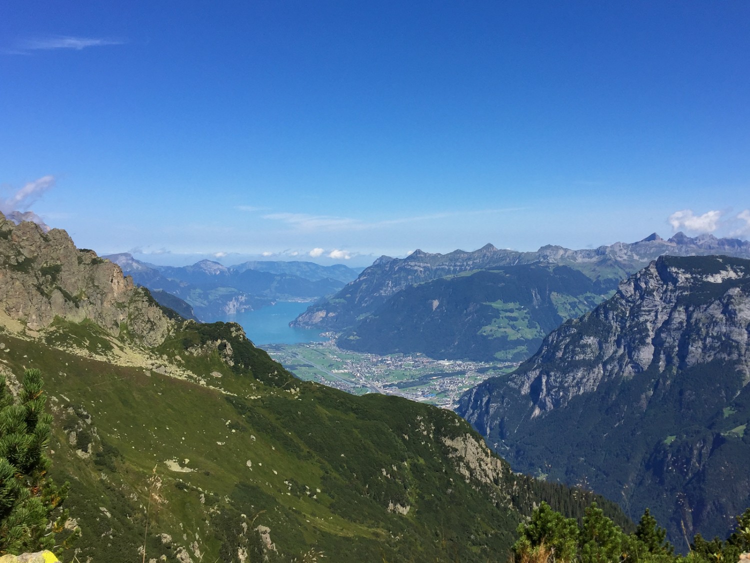 Vue de la crête du Sunnig Grat au lac d’Uri. Photo: Vera In-Albon