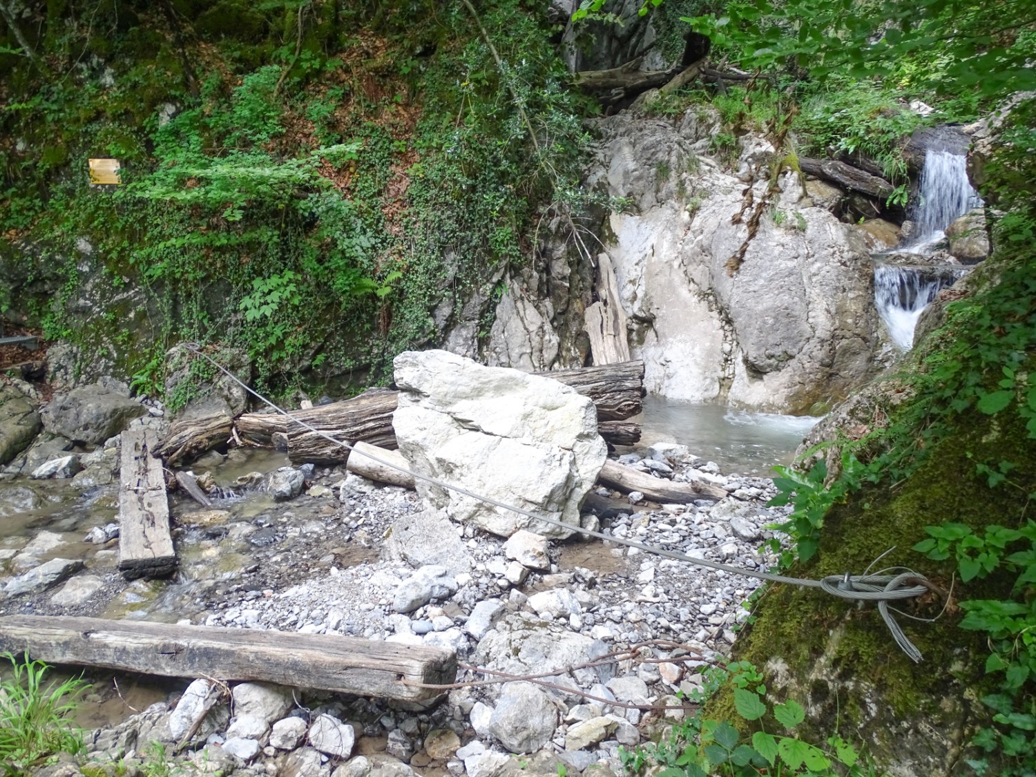 L’attraversamento del torrente è messo in sicurezza con una fune che funge da parapetto. Foto: Daniela Rommel