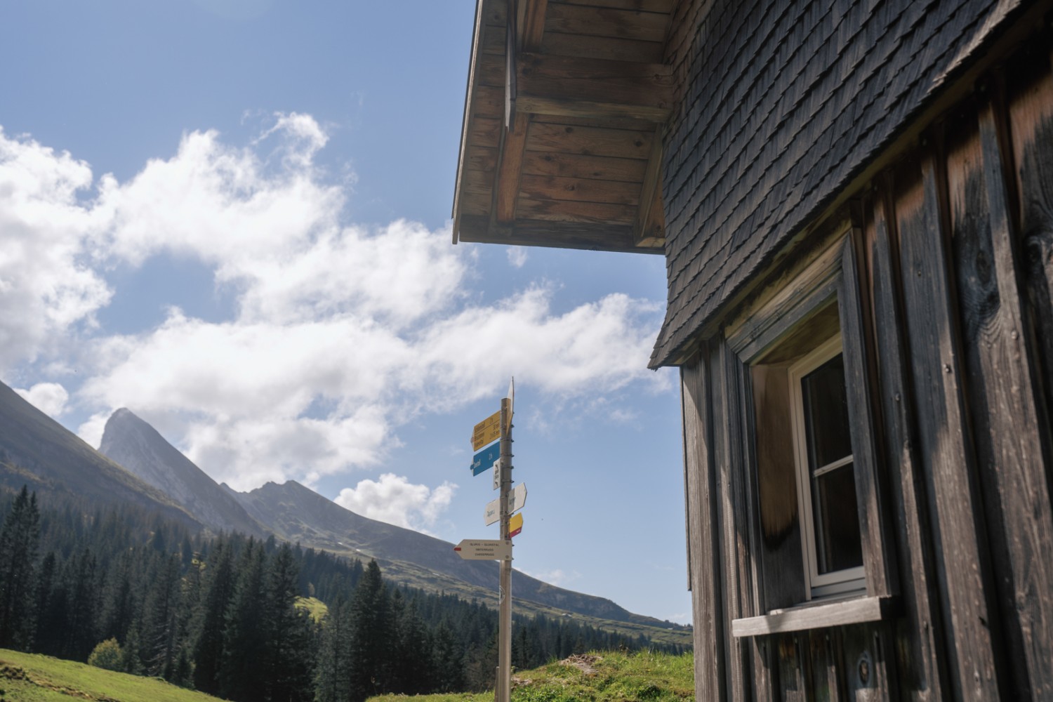 Einige Gipfel der Churfirsten sind ständige Begleiter auf der Wanderung. Bild: Jon Guler