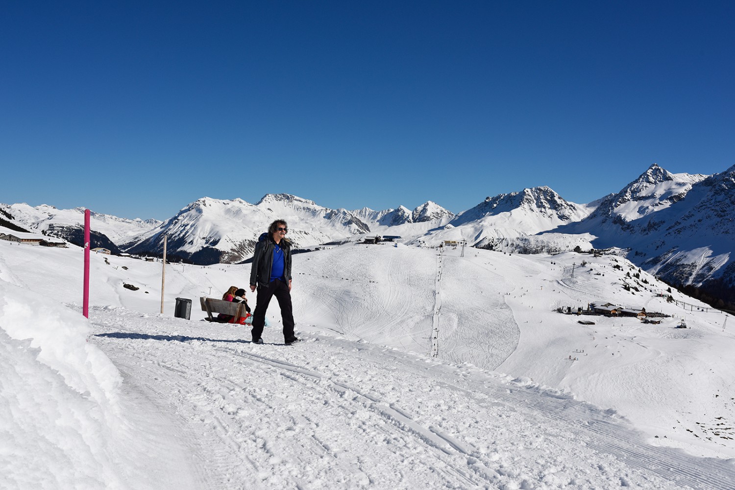 Con una dolce salita la passeggiata porta in direzione del Restaurant Alpenblick. Foto: Peter Kleiner
