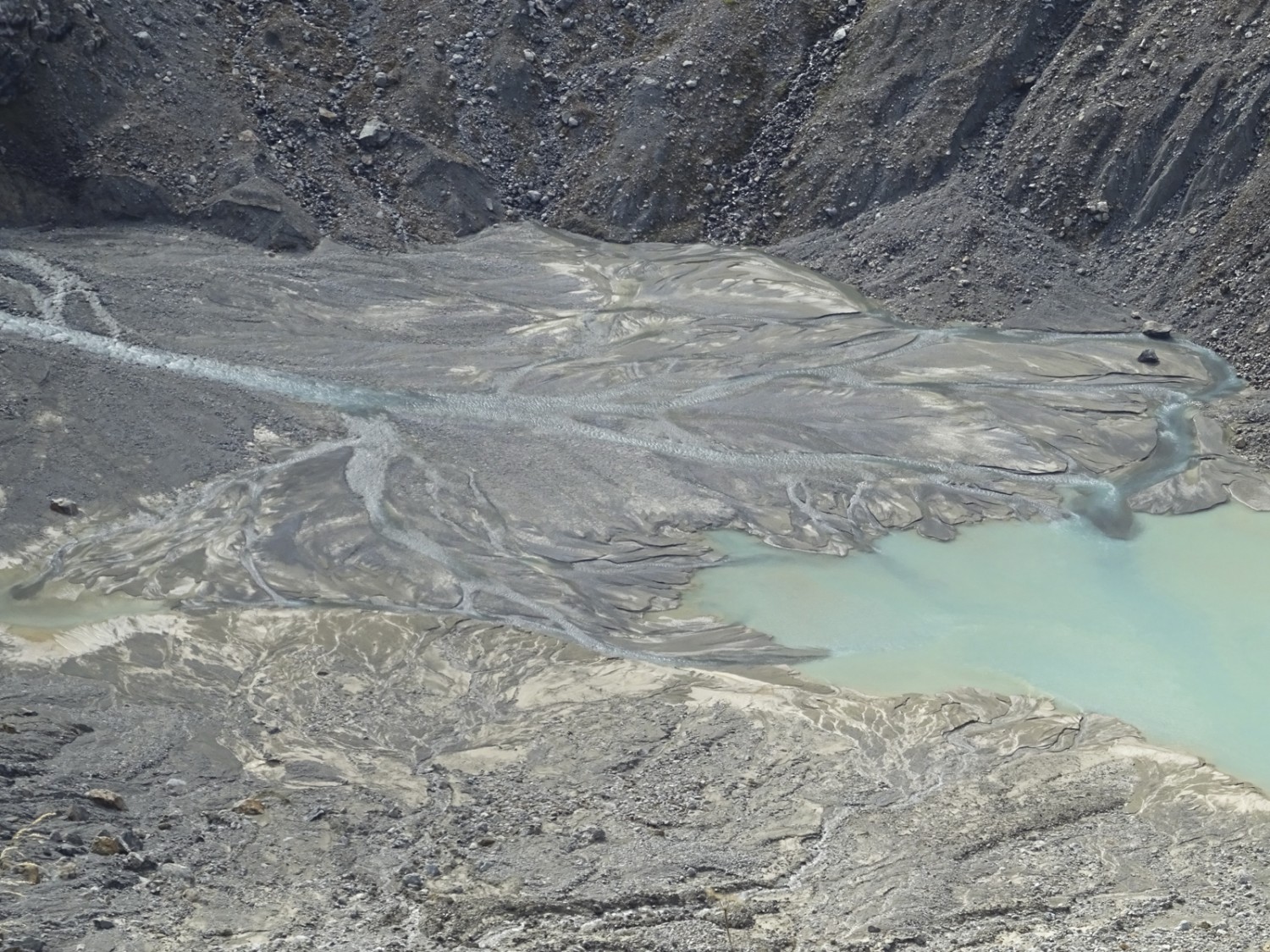 Là où il y avait encore un glacier il y a quelques années, il y a aujourd'hui un lac. Photo: Sabine Joss