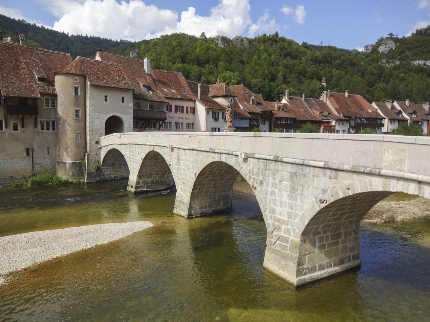 On atteint St-Ursanne par le célèbre pont St-Jean. Photo: Miroslaw Halaba