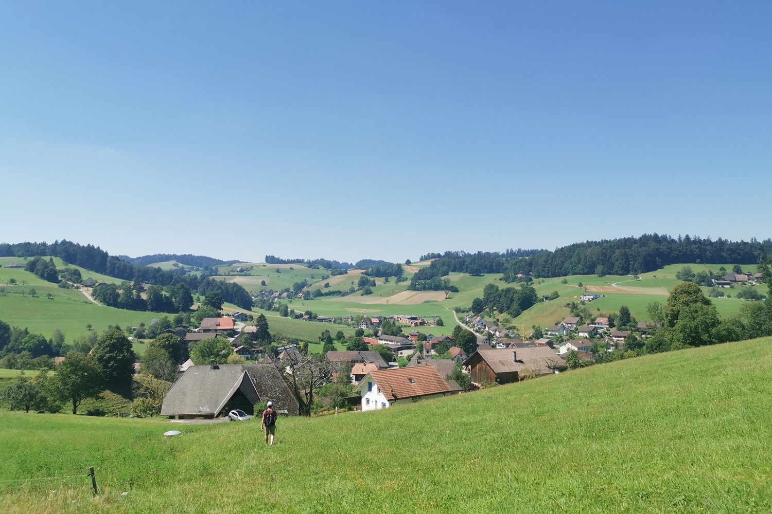 Abstieg ins Dorf Ursenbach, dessen Kirche über historisch besonders wertvolle Fenster verfügt. Bilder: Evelyne Zaugg