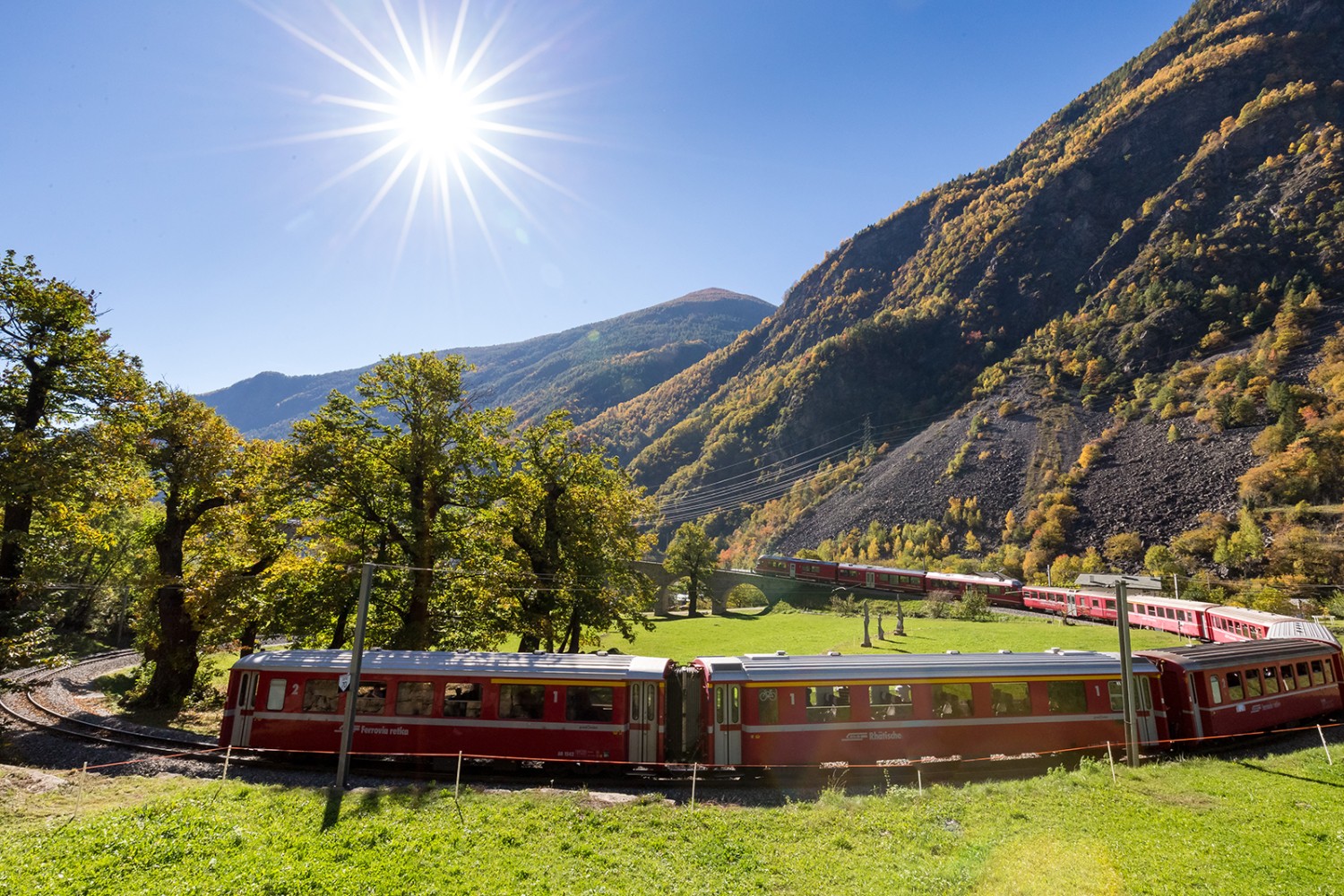 Der berühmte Kreisviadukt von Brusio. Gleich daneben stehen die bekanntesten Crot des Puschlav. Bilder: Daniel Fleuti