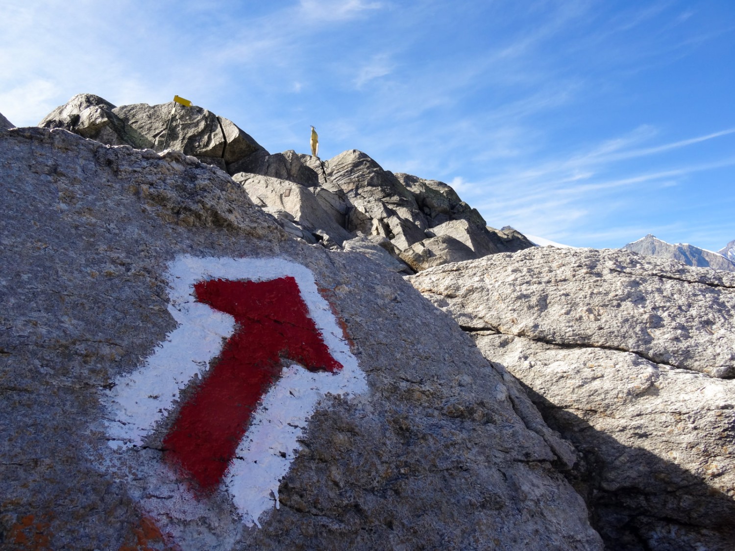 Dernière montée: surplombant le col, la Madonne dorée. Photo: Vera In-Albon