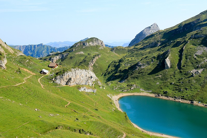 Se restaurer sur l’alpe Spilau et se rafraîchir dans le petit lac. Photos: Elsbeth Flüeler