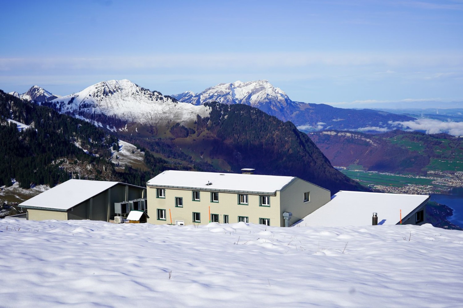 Bei der Bergstation mit dem Berggasthaus Niederbauen beginnt die Wanderung.