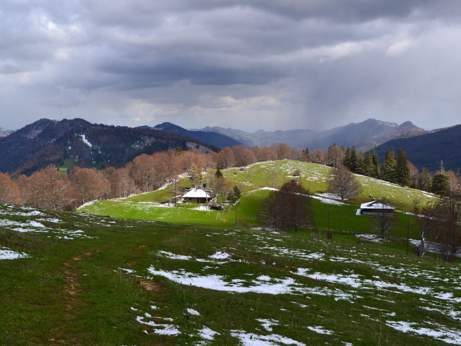 Schöne Aussicht auf weitere mögliche Wanderziele. Foto: Sabine Joss