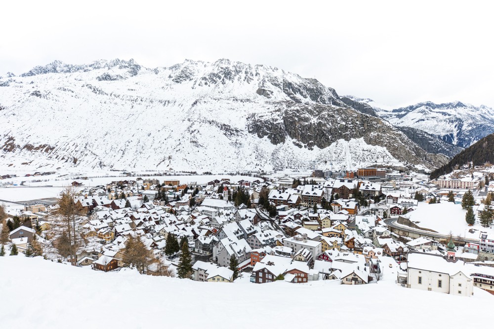 Andermatt dans son manteau d’hiver. Photo: Wanderblondies