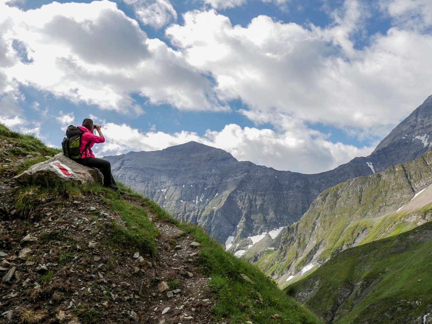 Lors de cette randonnée de montagne, il y a bien des choses à observer; il est donc conseillé de prévoir assez de temps. Photo: Vera In-Albon