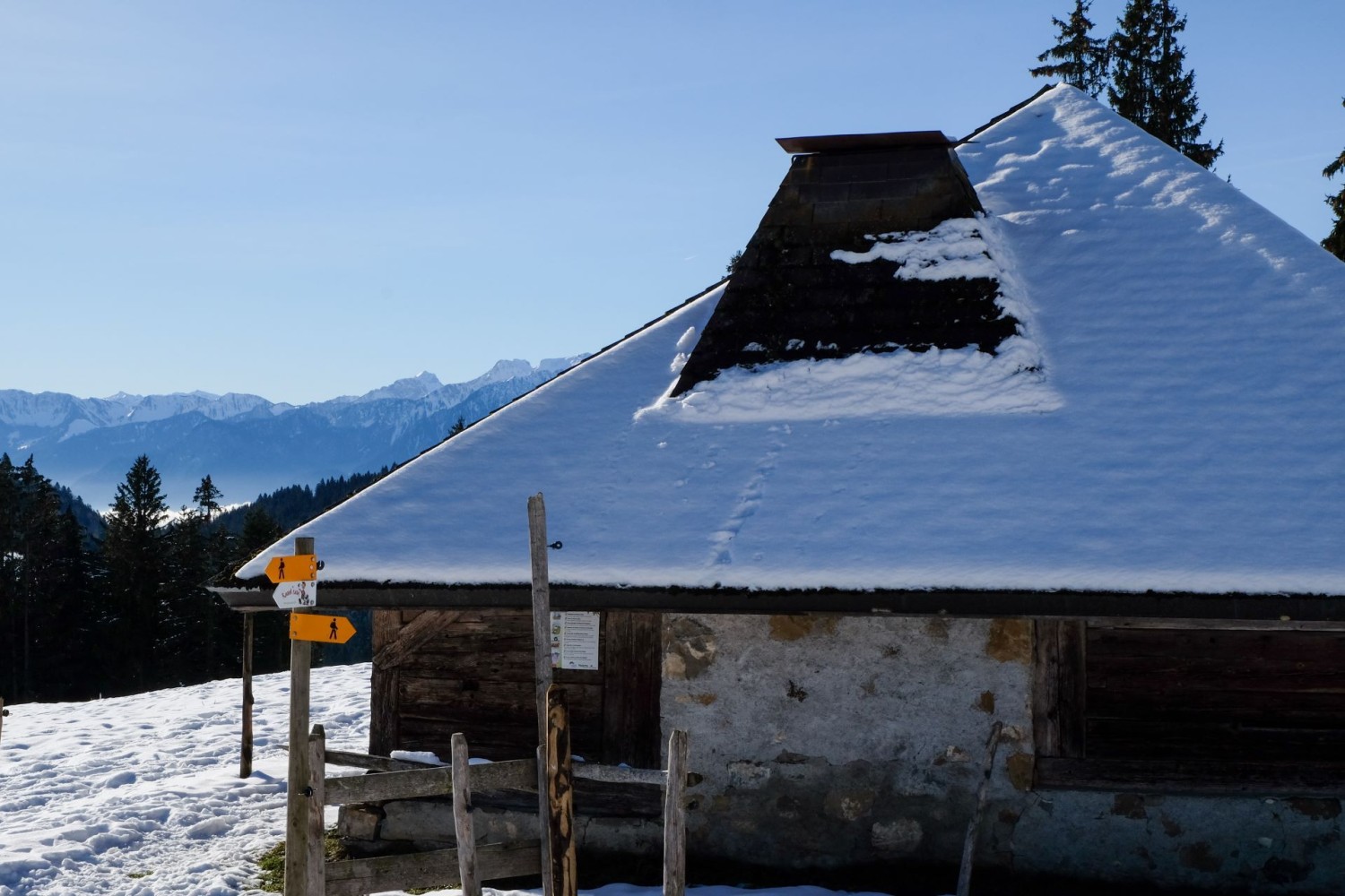 Sur l’alpage de la Vuichouda, un chalet typiquement fribourgeois avec sa borne, la cheminée ouverte