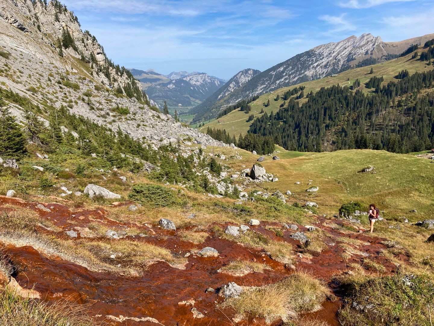 L'eau des sources rouges contient du fer dissous.