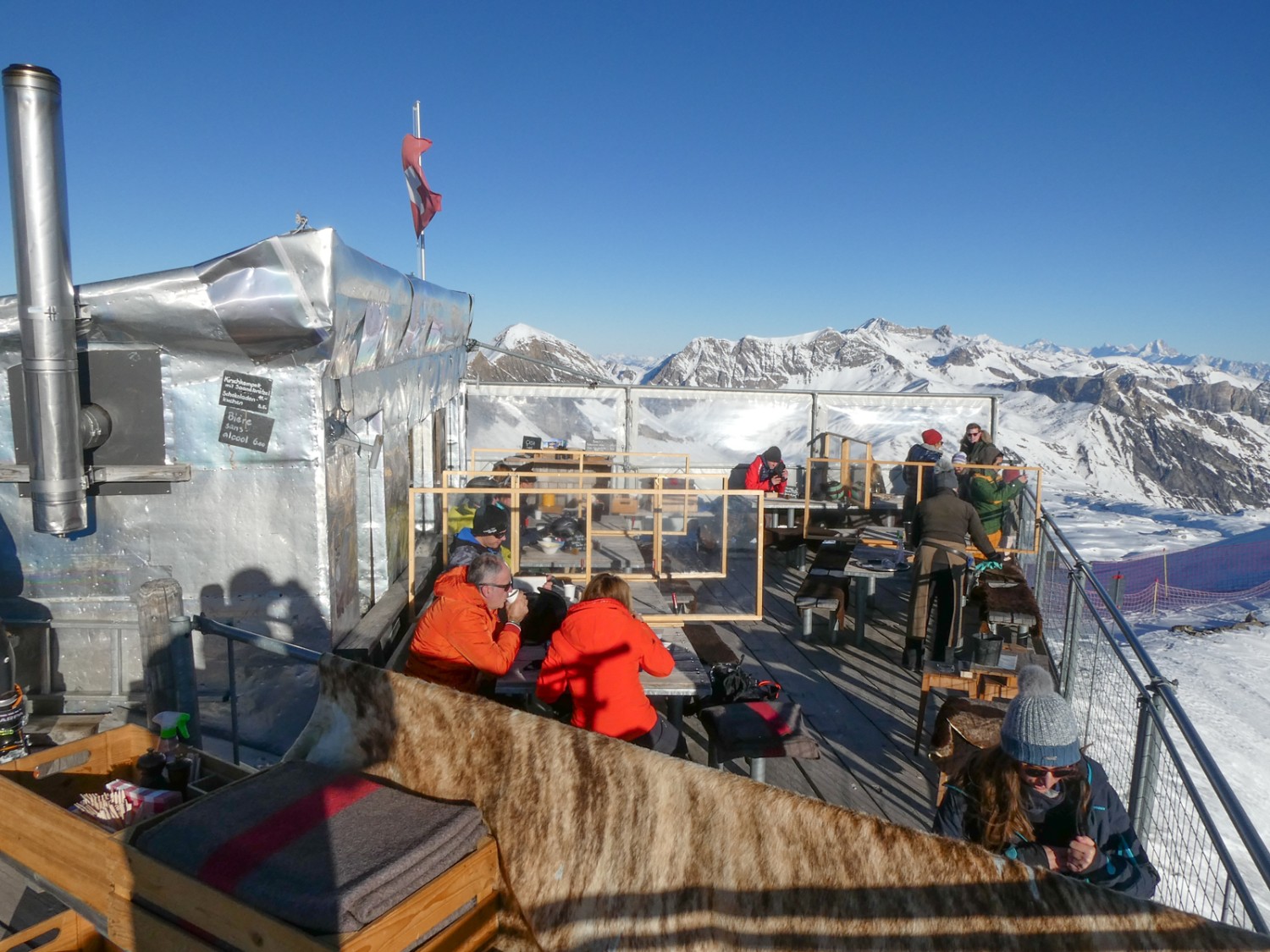 Vue imprenable depuis la terrasse du Refuge l’Espace. Photo: Rémy Kappeler