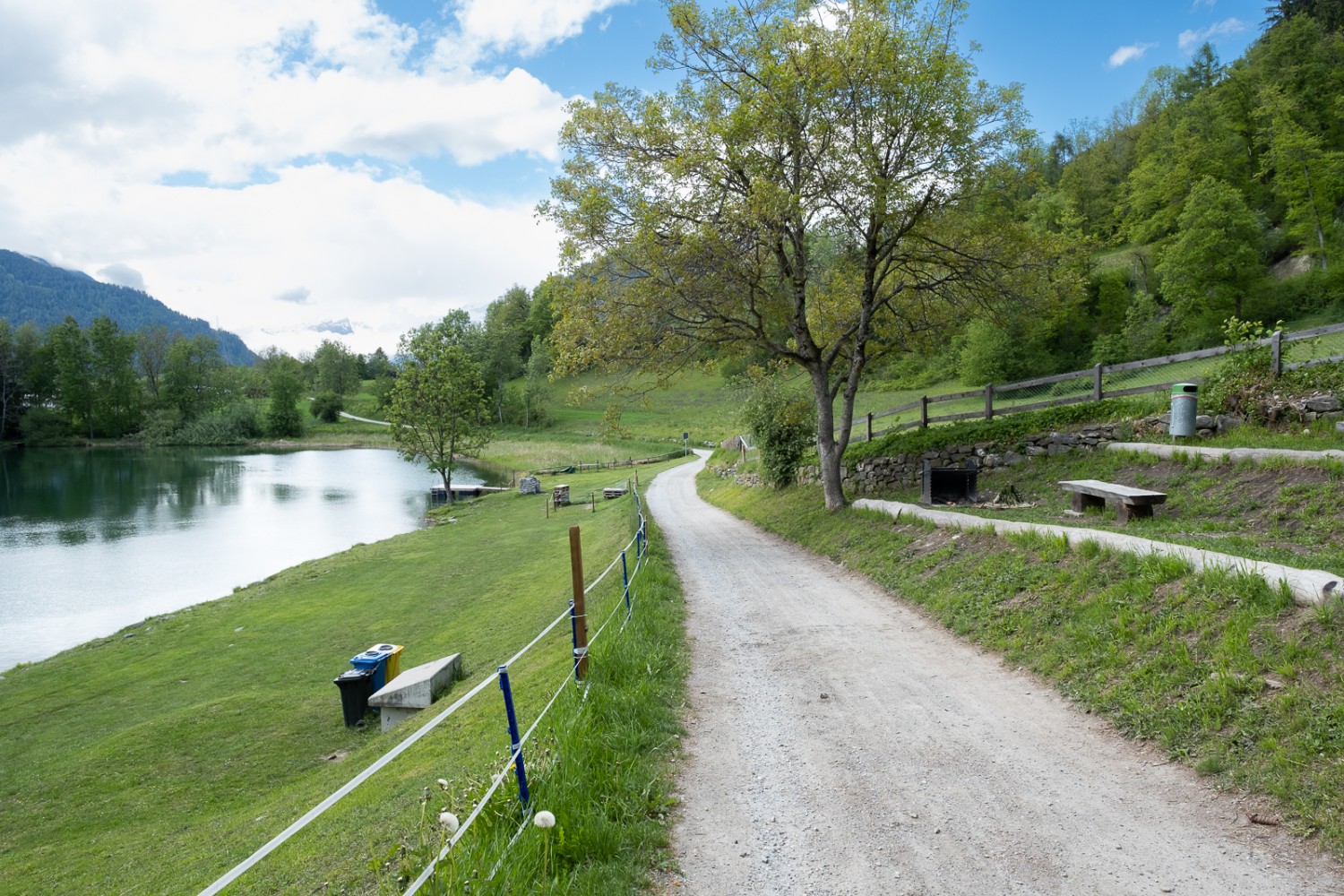 Nelle torride giornate estive il lago di Canova permette di rinfrescarsi e di rifocillarsi presso l’amena area barbecue. Foto: Markus Ruff