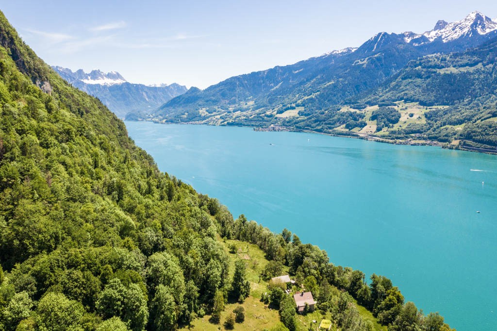 Wie ein türkis leuchtender Teppich liegt einem der Walensee zu Füssen. Bild: Jon Guler