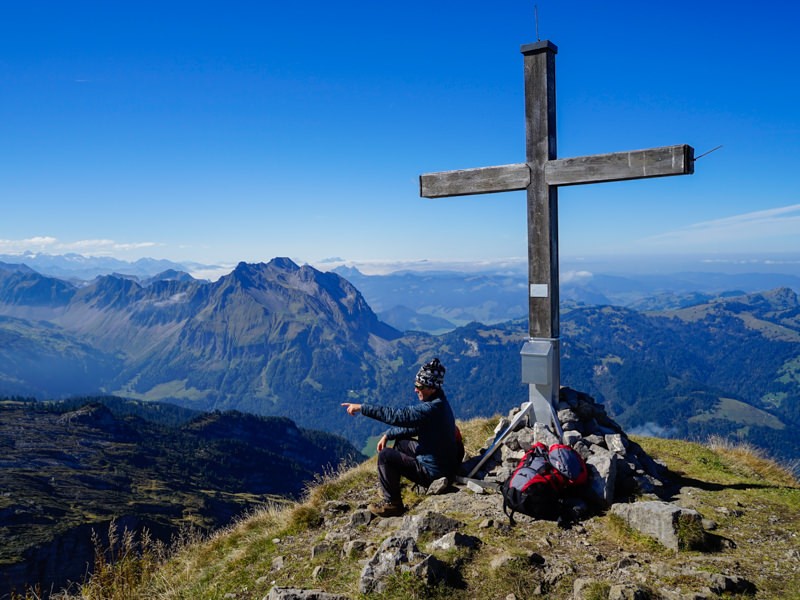 Luftiger Gipfel, scharfe Grate und weiter Himmel