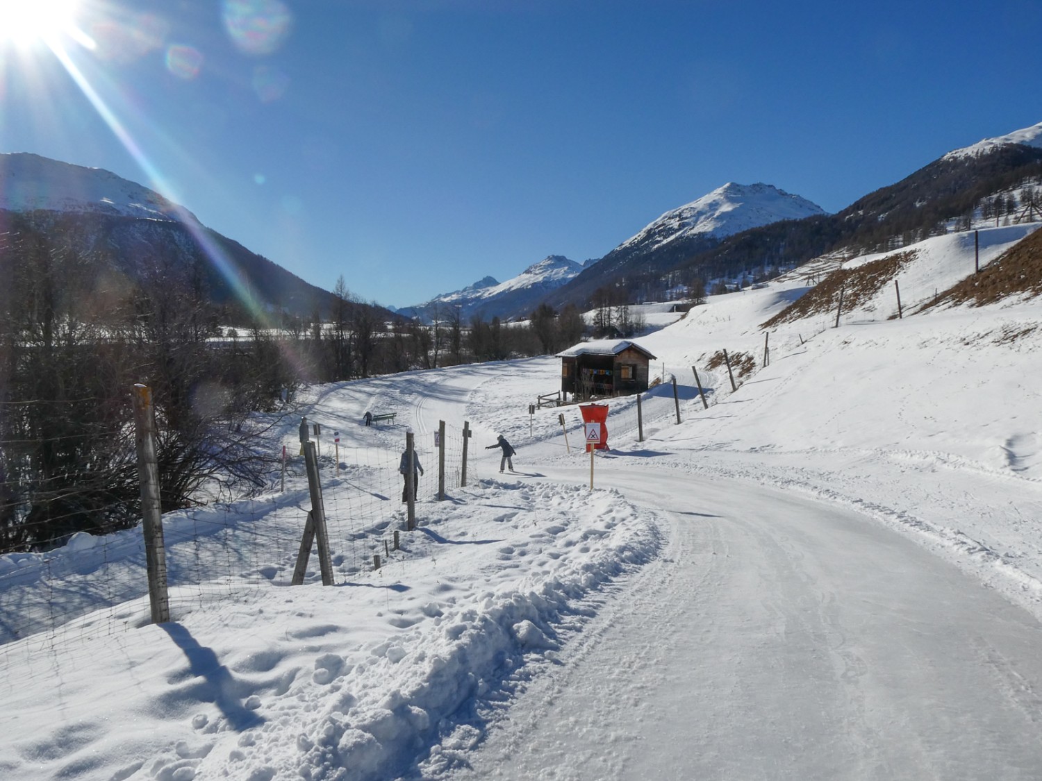 Le passage-clé: il faut ici franchir la seule montée de quelques mètres. Les plus prudents peuvent emprunter le chemin à côté du sentier de glace. Photo: Rémy Kappeler