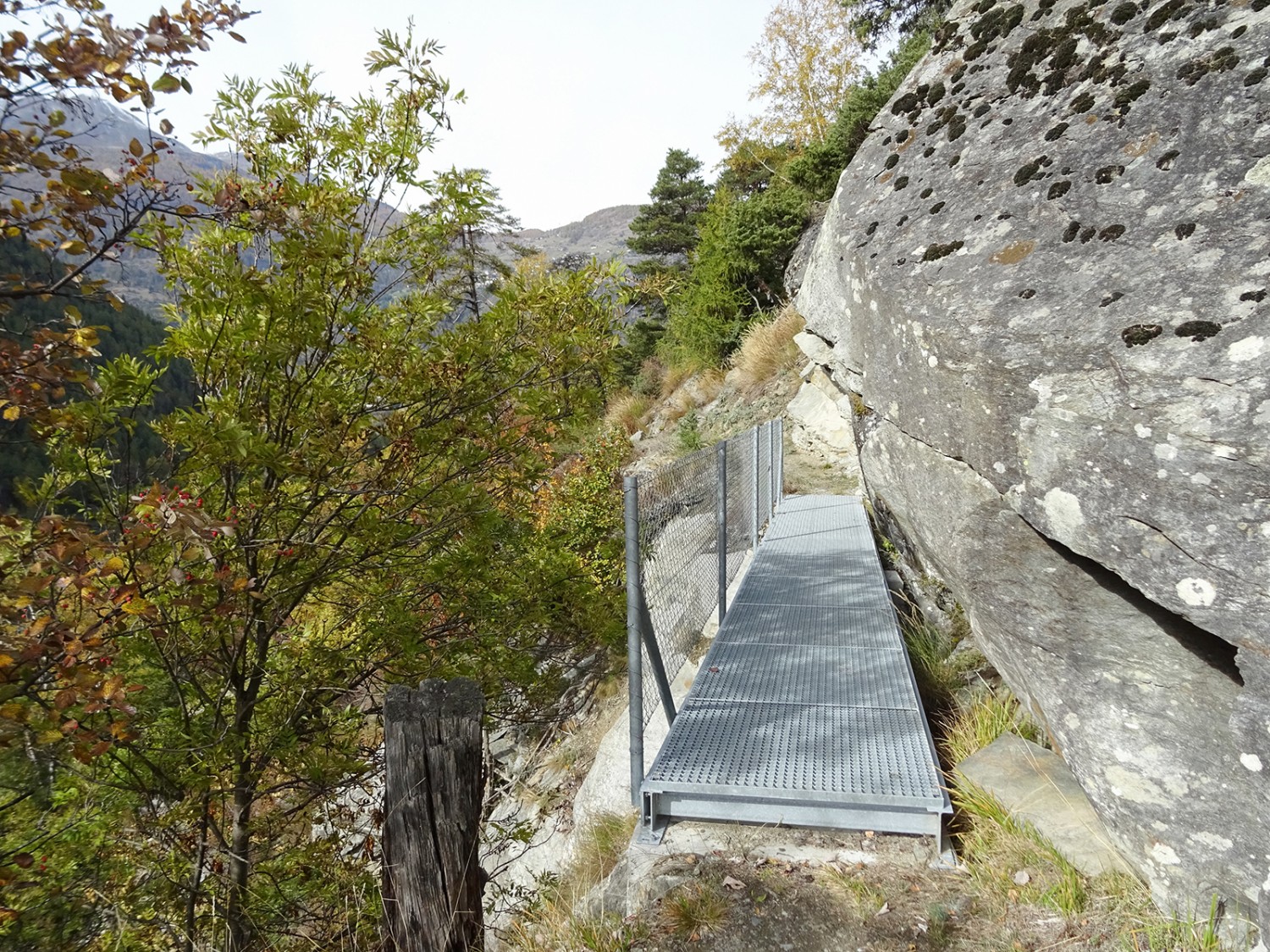 Un pont permet de franchir un passage délicat.