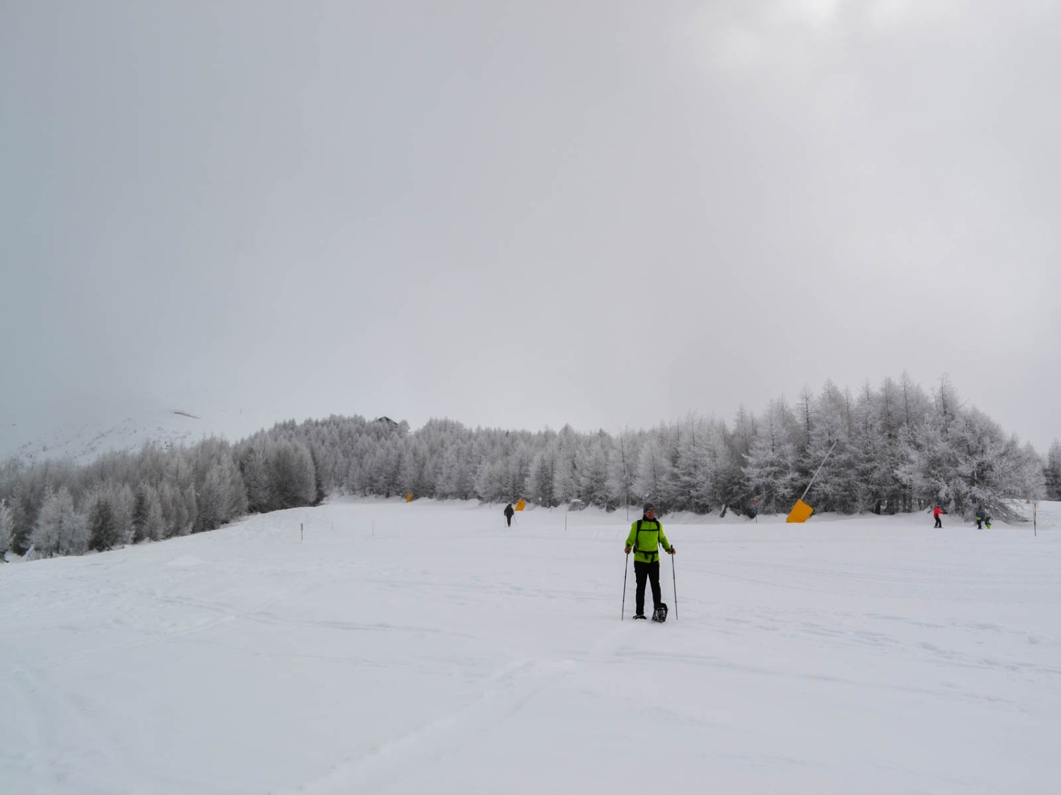 Abschnittsweise führt der Schneeschuhtrail am Rand der Piste entlang. Bild: Sabine Joss